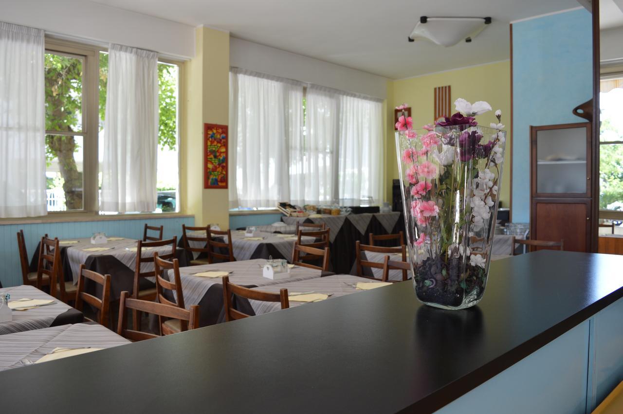Urania Hotel Fogliano Marina Ngoại thất bức ảnh