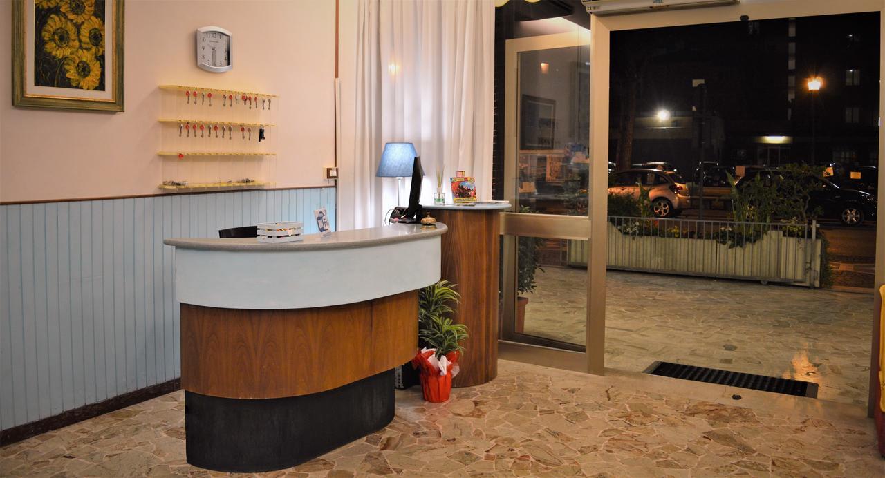 Urania Hotel Fogliano Marina Ngoại thất bức ảnh
