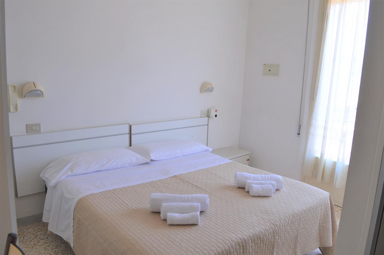 Urania Hotel Fogliano Marina Ngoại thất bức ảnh
